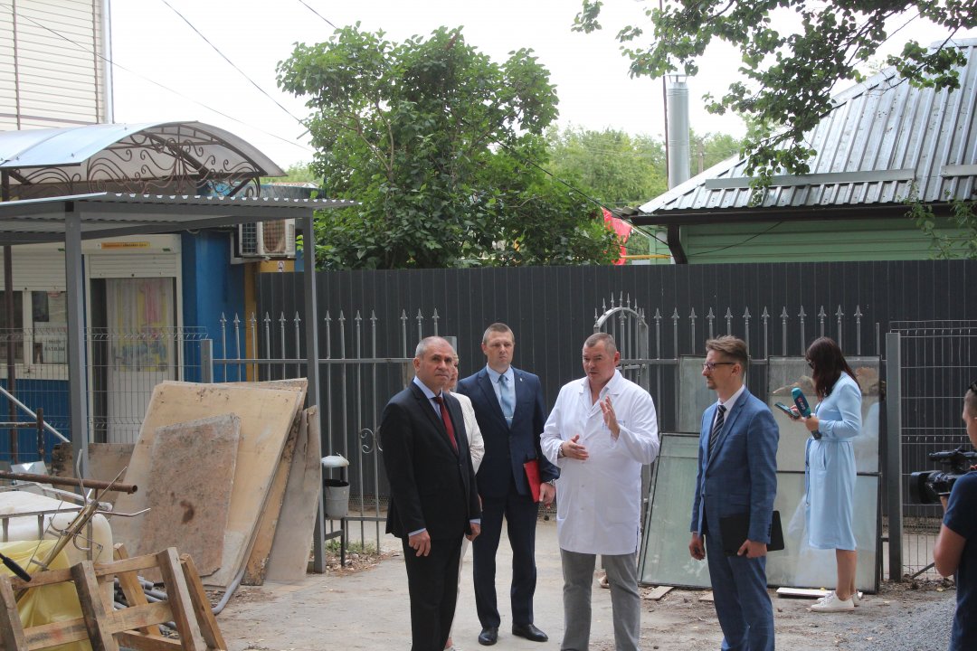 Создание нового сквера и ремонт нескольких отделений поликлиники: группа губернаторского контроля посетила Кагальницкий район